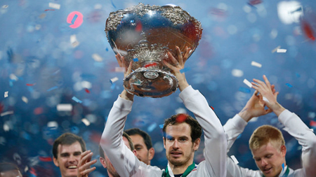Andy Murray giơ cao chức vô địch Davis Cup 2015.